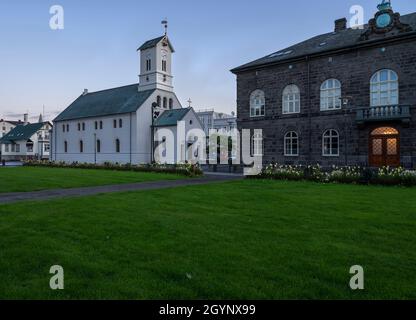 Domkirkjan (Cattedrale luterana) e (Althingi) Parlamento a Reykjavik, Islanda Foto Stock