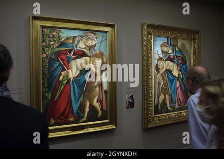 I visitatori che indossano maschere per il viso esaminano due dipinti molto identici del pittore rinascimentale italiano Sandro Botticelli esposti nella sua mostra retrospettiva al Musée Jacquemart-André di Parigi, Francia. Il dipinto di sinistra 'Madre e Bambino e il giovane San Giovanni Battista' creato dallo stesso Sandro Botticelli nel 1505 è stato prestato dalla Galleria Palatina di Firenze, Italia, Mentre il diritto dipinto dello stesso titolo creato dal laboratorio di Botticelli tra il 1505 e il 1510 è in prestito da una collezione privata. La mostra dedicata a Sandro Botticelli si svolge fino al 24 Foto Stock