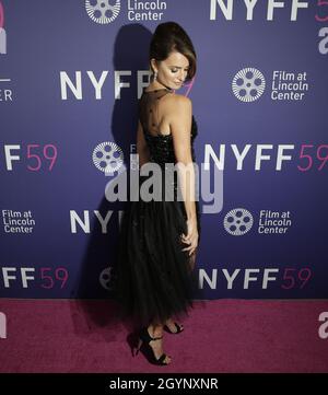 New York, Stati Uniti. 08 ottobre 2021. Penelope Cruz arriva sul tappeto rosso alla 59a New York Film Festival Closing Night - Parallel Mothers North American premiere presentato da Film al Lincoln Center venerdì 8 ottobre 2021 a New York City. Foto di John Angelillo/UPI Credit: UPI/Alamy Live News Foto Stock