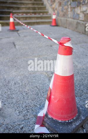 Area di sicurezza contrassegnata da coni e nastro. Messa a fuoco selettiva Foto Stock