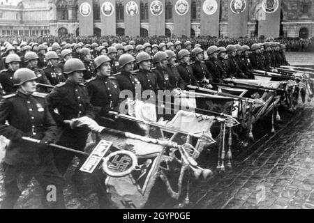 I soldati dell’esercito rosso lanciano il terzo standard del Reich davanti al Mausoleo di Lenin. I soldati che li portavano indossavano guanti per dimostrare il loro odio nei confronti della Germania nazista, e persino bruciavano i guanti in seguito. Foto Stock
