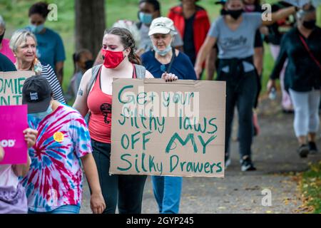 Minneapolis, Minnesota. USA. Marcia per la libertà riproduttiva. Vieta la marcia femminile del nostro corpo. Le donne si radunano per mantenere legale l'aborto. Foto Stock