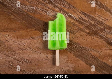 Gustoso e rinfrescante Popsicle al limone; su sfondo di legno Foto Stock