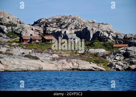 Case sull'isola nell'arcipelago di Fjällbacka, sulla costa occidentale della Svezia. Foto Stock