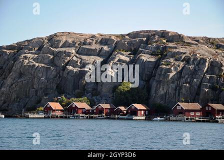 Case sull'isola nell'arcipelago di Fjällbacka, sulla costa occidentale della Svezia. Foto Stock