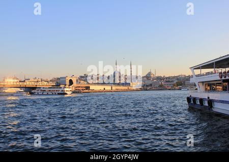 Eminönü,Istanbul,Turchia-Settembre-Domenica-2021: Conosciuto come 'Eminönü'. Vista sul Bosforo Foto Stock