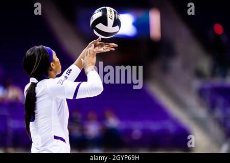 Fort Worth, Texas, Stati Uniti. 8 Ott 2021. MYKAYLA MYERS serve durante un GRANDE incontro di conferenza del 12 tra TCU e OU all'ed e Rae Schollmaier Arena di ft. Worth Texas, il 08 ottobre 2021. L'Oklahoma ha vinto la partita 3:2 con una sweep inversa. (Credit Image: © Matthew Smith/ZUMA Press Wire) Credit: ZUMA Press, Inc./Alamy Live News Foto Stock