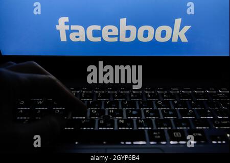 Ucraina. 06 ottobre 2021. In questa immagine, il logo Facebook viene visualizzato sullo schermo di un computer portatile. Credit: SOPA Images Limited/Alamy Live News Foto Stock