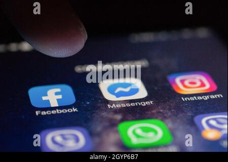 Ucraina. 06 ottobre 2021. In questa figura, un dito tocca l'applicazione Facebook sullo schermo di uno smartphone. Credit: SOPA Images Limited/Alamy Live News Foto Stock