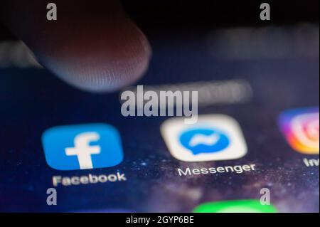 Ucraina. 06 ottobre 2021. In questa figura, un dito tocca l'applicazione Facebook sullo schermo di uno smartphone. Credit: SOPA Images Limited/Alamy Live News Foto Stock