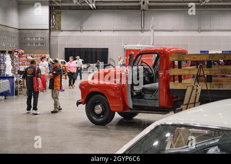 Gli ospiti del centro convegni potranno ammirare automobili personalizzate al 2021 Ocean City, MD Endless Summer Cruisin Car Show. Foto Stock