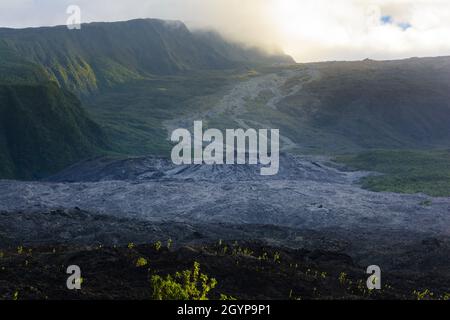 Vecchio flusso di lava del vulcano Fournaise a Reunion Island vicino alla costa Foto Stock