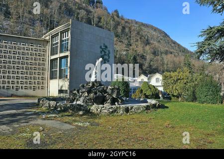 Il Parco Quinconces si trova accanto alle terme di Bagneres de Luchon, nella provincia dell'alta Garonna della regione Midi-Pirenei, in Francia Foto Stock