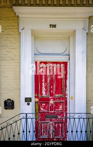 Uno storico cottage creolo su Frenchmen Street presenta una porta rossa, il 15 novembre 2021, a New Orleans, Louisiana. La casa è stata costruita nel 1869. Foto Stock