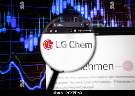 LG Chem Company logo su un sito web con blurry mercato azionario sviluppi in background, visto su uno schermo del computer attraverso una lente d'ingrandimento Foto Stock