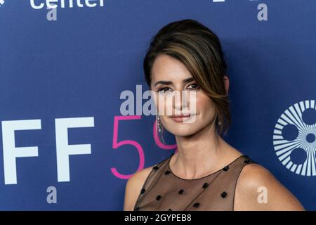 New York, NY - 8 ottobre 2021: L'attrice Penelope Cruz partecipa alla notte di chiusura di NYFF con proiezione del film Parallel Mothers di Pedro Almodovar ad Alice Tully Hall Foto Stock