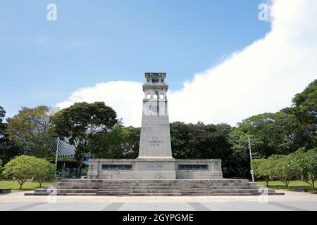 Il Cenotaph è stato costruito in memoria dei 124 soldati britannici nati o residenti a Singapore che hanno dato la loro vita nella prima guerra mondiale, con un secondo dedicato Foto Stock