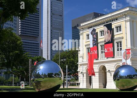 Il Museo delle civiltà asiatiche di Singapore, con installazioni artistiche sui suoi terreni Foto Stock
