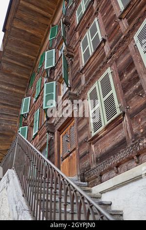 Chalet e scalinata svizzeri - Simmental, Berner Oberland, Svizzera Foto Stock