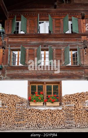 Chalet Svizzero - Simmental, Berner Oberland, Svizzera Foto Stock