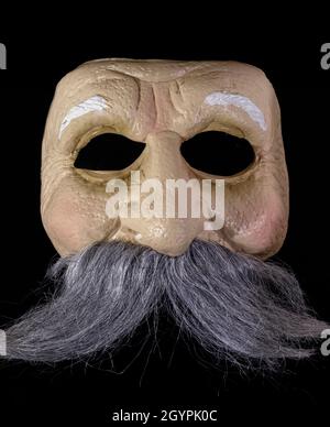 Maschera di Old Man moustached isolata contro sfondo nero Foto Stock