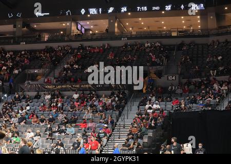 Las Vegas, Stati Uniti. 08 ottobre 2021. LAS VEGAS, NV - 8 OTTOBRE: Tifosi del Las Vegas Aces cheer durante la partita 5 delle semifinali WNBA tra il Las Vegas Aces e il Phoenix Mercury l'8 ottobre 2021, presso il Mandalay Bay Events Center in Paradise, USA. (Foto di Louis Grasse/PxImages) Credit: PX Images/Alamy Live News Foto Stock