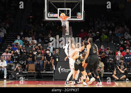 Las Vegas, Stati Uniti. 08 ottobre 2021. LAS VEGAS, NV - 8 OTTOBRE: Las Vegas Aces Guard Kelsey Plum (10) segna durante la partita 5 delle semifinali WNBA tra Las Vegas Aces e Phoenix Mercury l'8 ottobre 2021, presso il Mandalay Bay Events Center in Paradise, USA. (Foto di Louis Grasse/PxImages) Credit: PX Images/Alamy Live News Foto Stock