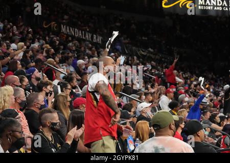 Las Vegas, Stati Uniti. 08 ottobre 2021. LAS VEGAS, NV - 8 OTTOBRE: Tifosi del Las Vegas Aces cheer durante la partita 5 delle semifinali WNBA tra il Las Vegas Aces e il Phoenix Mercury l'8 ottobre 2021, presso il Mandalay Bay Events Center in Paradise, USA. (Foto di Louis Grasse/PxImages) Credit: PX Images/Alamy Live News Foto Stock