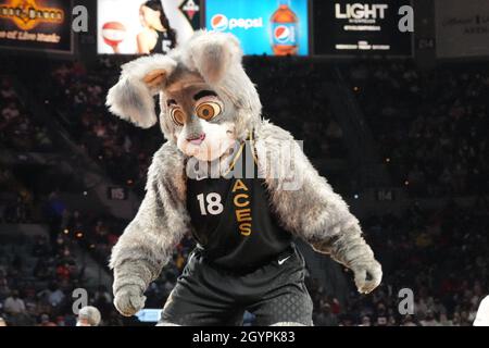 Las Vegas, Stati Uniti. 08 ottobre 2021. LAS VEGAS, NV - 8 OTTOBRE: Las Vegas Aces Mascot Buckets durante la partita 5 delle semifinali WNBA tra Las Vegas Aces e Phoenix Mercury l'8 ottobre 2021, presso il Mandalay Bay Events Center in Paradise, USA. (Foto di Louis Grasse/PxImages) Credit: PX Images/Alamy Live News Foto Stock
