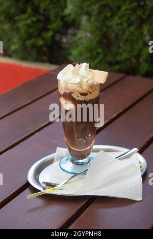 "Eiskaffee' una specialità tedesca: caffè freddo con gelato e panna montata servita in un bicchiere Foto Stock