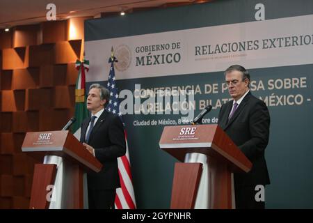 Città del Messico, Messico. 8 Ott 2021. Il ministro degli Esteri messicano Marcelo Ebrard (R) e il segretario di Stato americano Antony Blinken partecipano a una conferenza stampa dopo il Messico-Stati Uniti Dialogo di alto livello sulla sicurezza a Città del Messico, Messico, 8 ottobre 2021. PER ANDARE CON 'nuovo quadro di sicurezza USA-Messico segna 'nuovo capitolo' in cooperazione: Blinken' Credit: Francisco Canedo/Xinhua/Alamy Live News Foto Stock