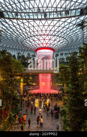 Insside la cupola all'Aeroporto di Chang, Singapore con il treno che passa con un cielo blu. Foto Stock