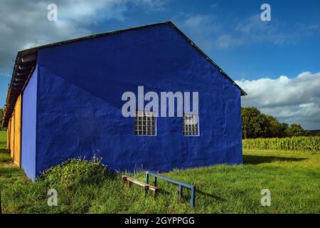 Fienile dipinto di blu nella conchide della franconia centrale Foto Stock