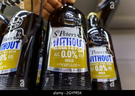 Volzhsky, Russia-21 settembre 2021: Bottiglia di birra inglese St. Peters senza alcool. Messa a fuoco selettiva Foto Stock