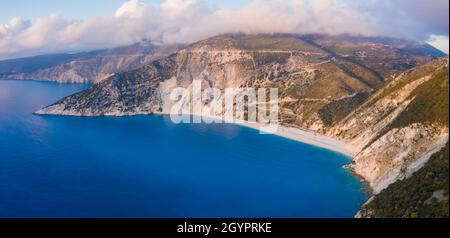 Spiaggia di Myrtos con baia blu sull'isola di Cefalonia, Grecia Foto Stock