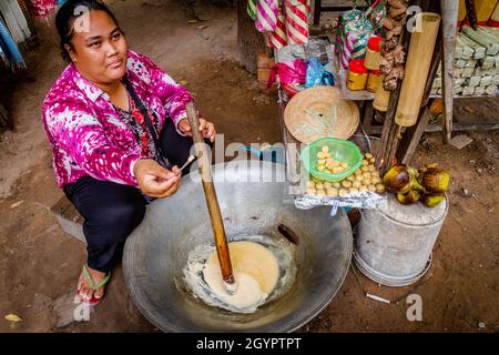 Fare zucchero Palm caramella in Cambogia Foto Stock