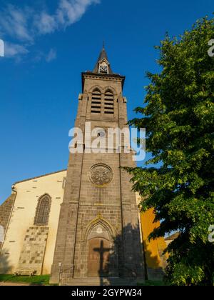 Campanile, Chiesa di Saint-Étienne de Maringues, Maringues, Auvergne, Francia. Foto Stock