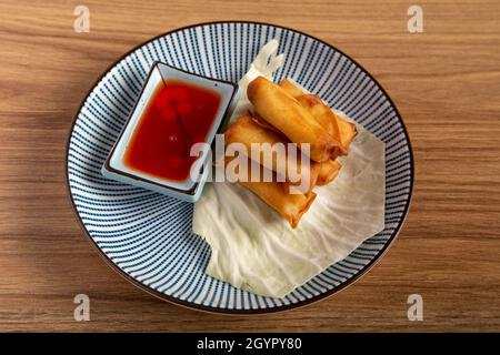 Piatto di mini involtini primavera di gamberi cinesi con salsa dolce e agrodolce Foto Stock