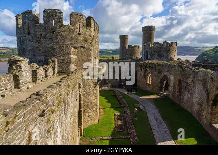 All'interno del ben conservato castello medievale di Conwy del XIII secolo, visto dal lato est dell'imponente fortezza nel Galles del Nord Foto Stock