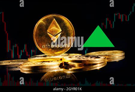 Moneta d'oro con il logo di Ethereum si innalzano nel mercato dei tori. Nuova criptovaluta Ethereum ETH 2.0 entra nel trading. Il prezzo della valuta digitale decentralizzata è Foto Stock