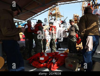 200122-A-DM672-1041 GOLFO ARABO (GEN. 22, 2020) Coast Guardsmen, assegnato alla nave di pattuglia della Guardia Costiera USCGC Adak (WPB 1333), si assume la responsabilità di garantire che tutto il personale sia presente durante una perforazione di navi abbandonate. Adak è schierato nella 5th Fleet area degli Stati Uniti di operazioni a sostegno delle operazioni navali per garantire la stabilità e la sicurezza marittima nella regione centrale, collegando il Mediterraneo e il Pacifico attraverso l'Oceano Indiano occidentale e tre punti di arresto strategici. (STATI UNITI Esercito foto di SPC. Eric Cerami) Foto Stock