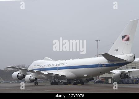 Un aeromobile Air Force e-4B National Airborne Operations Center avvia i propri motori in preparazione al decollo presso RAF Mildenhall, Inghilterra, 22 gennaio 2020. L'e-4B NAOC è una componente chiave del sistema di comando militare Nazionale per il Presidente, il Segretario della Difesa e i Capi Di Stato Maggiore. (STATI UNITI Foto Dell'Aeronautica Di Benjamin Cooper, Senior Airman) Foto Stock