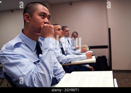 Gli studenti del 336esimo Squadrone di formazione imparano come impostare e raggiungere gli obiettivi durante la classe di definizione degli obiettivi e riflessione all'interno di Holbrook Manor presso la base dell'aeronautica di Keesler, Mississippi, 22 gennaio 2020. La classe è stata tenuta per migliorare la produttività e la resilienza dei nuovi Airmen nel 336esimo TRS. (STATI UNITI Air Force foto di Airman 1a classe Seth Haddix) Foto Stock