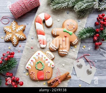 Biscotti di zenzero di Natale su sfondo scuro. Delizioso pan di zenzero di Natale fatto in casa Foto Stock