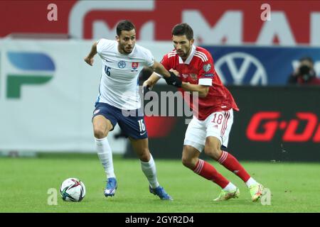 Kazan, Russia. 08 ottobre 2021. KAZAN, RUSSIA - 8 OTTOBRE: David Hancko della Slovacchia Nazionale e Aleksei Sutormin della Russia Nazionale in azione durante la Coppa del mondo 2022 partita di qualificazione Russia / Slovacchia all'AK Bars Arena l'8 ottobre 2021 a Kazan, Russia (Foto di Anatolij Medved/Orange Pictures) credito: Orange Pics BV/Alamy Live News Foto Stock