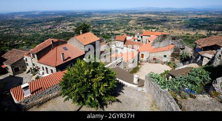 Vista su Monsanto, villaggio storico intorno alla Serra da Estrela, distretto di Castelo Branco, Beira, Portogallo Foto Stock