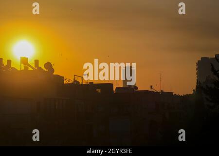 Alba sopra Tel Aviv, Israele Foto Stock