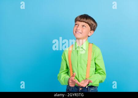 Ritratto di attraente brulicante ragazzo spugnoso nerd pensiero copia soluzione spazio isolato su sfondo di colore turchese teale Foto Stock