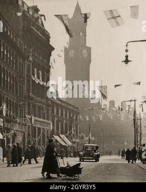 La torre dell'orologio in stile toscano del Municipio di Bradford sorge sopra le bandiere e i conigli celebrando l'incoronazione del monarca britannico, re Giorgio VI, il 12 maggio 1937 Foto Stock