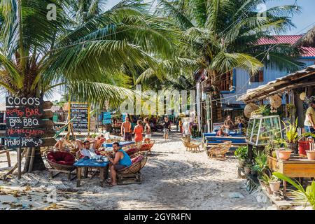 tropicale koh rong isola principale vista villaggio turistico con ristoranti e bar in cambogia Foto Stock